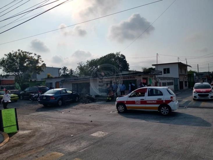 Taxista se impacta con automóvil en calles del centro de Veracruz