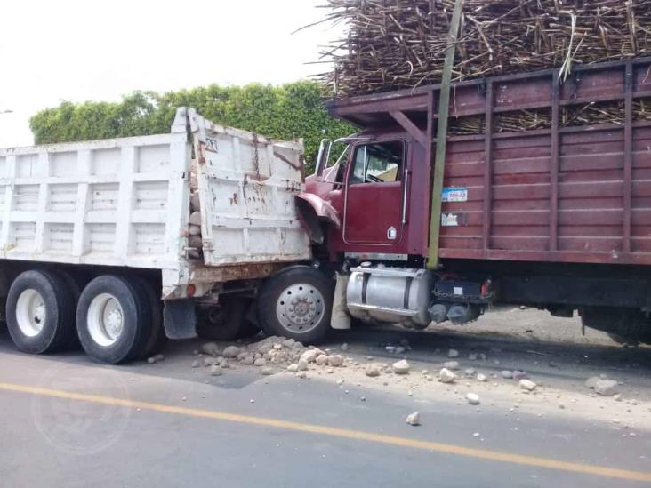 Chocan camión cañero y materialista en Paso del Macho