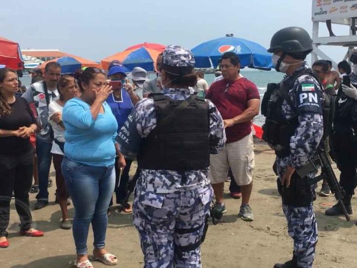 Palaperos y bañistas se burlan de contingencia y atiborran playa de Veracruz