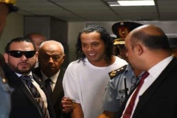 Ronaldinho cumple el más lujoso arresto domiciliario