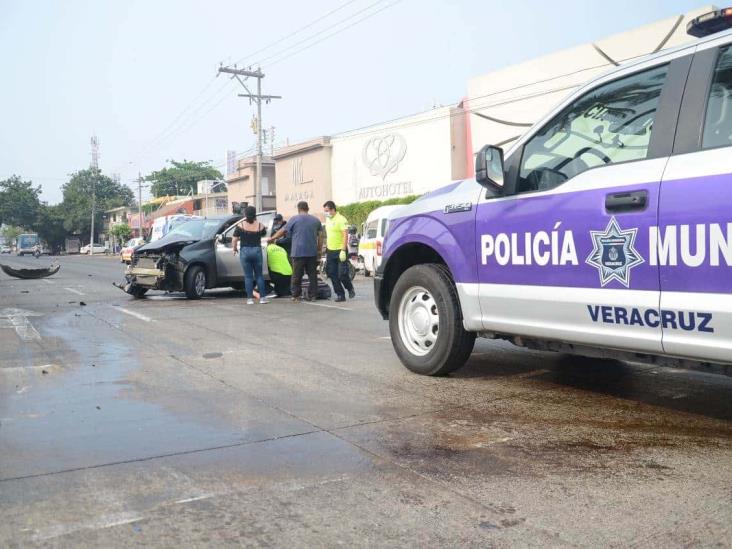 Se registra fuerte accidente en calles céntricas de Veracruz; deja una persona herida