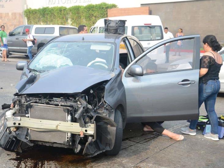 Se registra fuerte accidente en calles céntricas de Veracruz; deja una persona herida