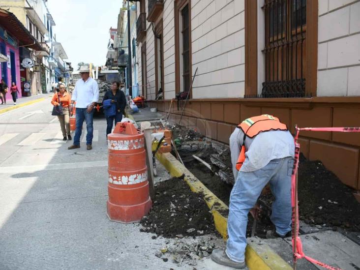 Con Ávila Devezze, Xalapa oculta contratos de obra asignados