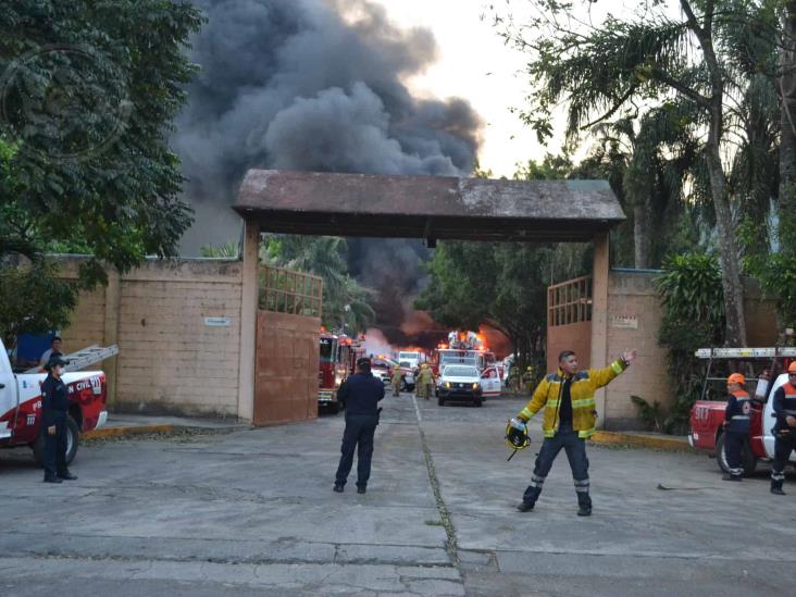Incendio devasta fábrica recicladora en carretera federal Orizaba-Córdoba