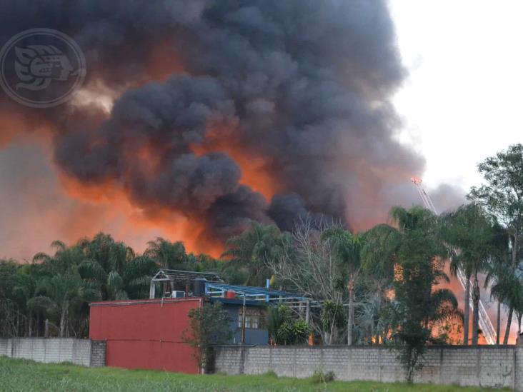 Incendio devasta fábrica recicladora en carretera federal Orizaba-Córdoba