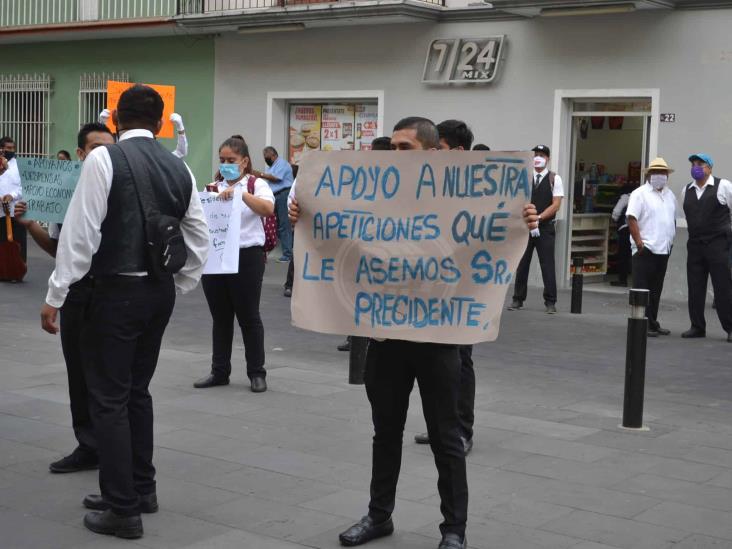 Protestan meseros en Orizaba; también piden apoyos