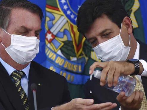 Cesa Bolsonaro al ministro de Salud, que defendió la sana distancia