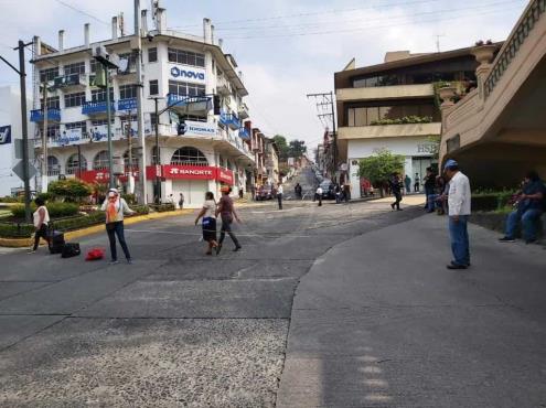 Ambulantes vuelven a cerrar calles del centro de Xalapa