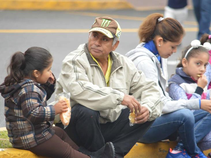 En Orizaba, ciudadanos ofrecen comida gratis a veracruzanos necesitados