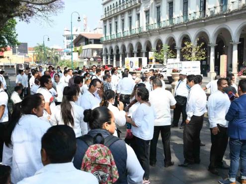 Se unen meseros de Xalapa a protestas por apoyos