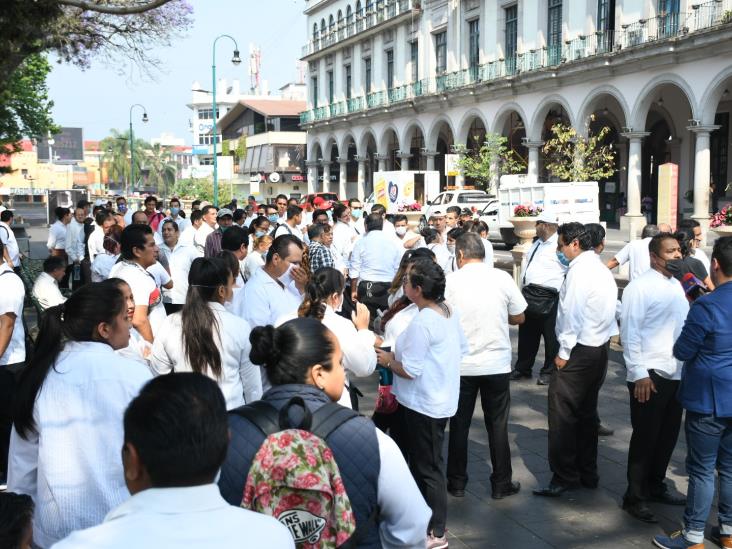 Se unen meseros de Xalapa a protestas por apoyos