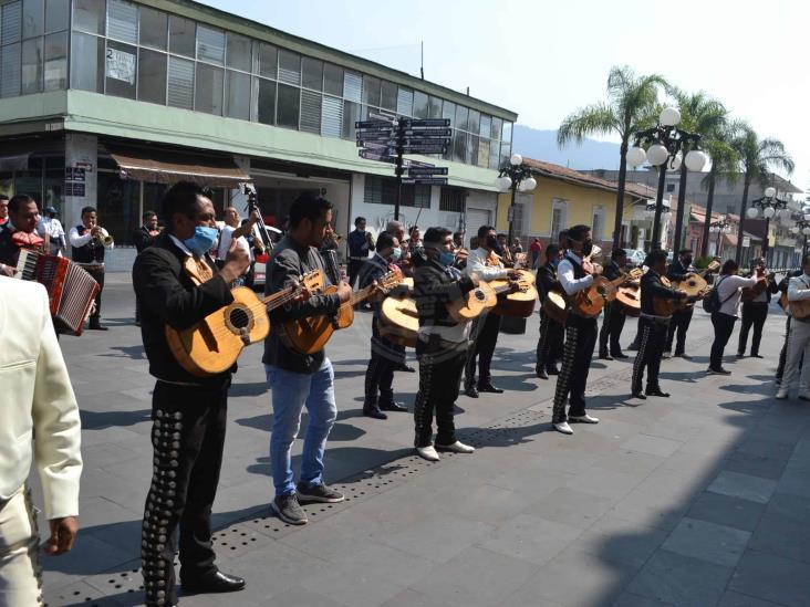 Con serenata, mariachis piden apoyo al Ayuntamiento de Orizaba