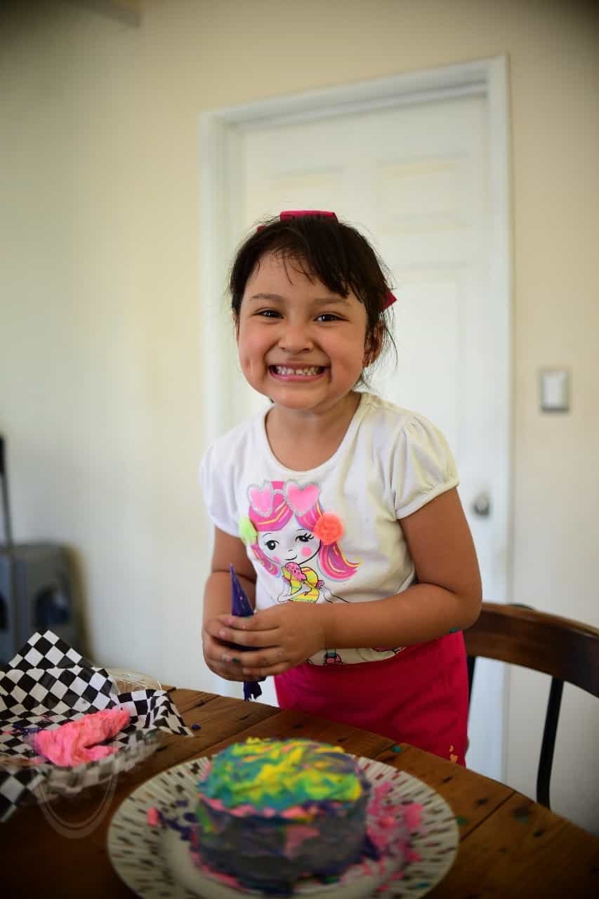 Decorar pasteles durante cuarentena; actividad sana para los niños