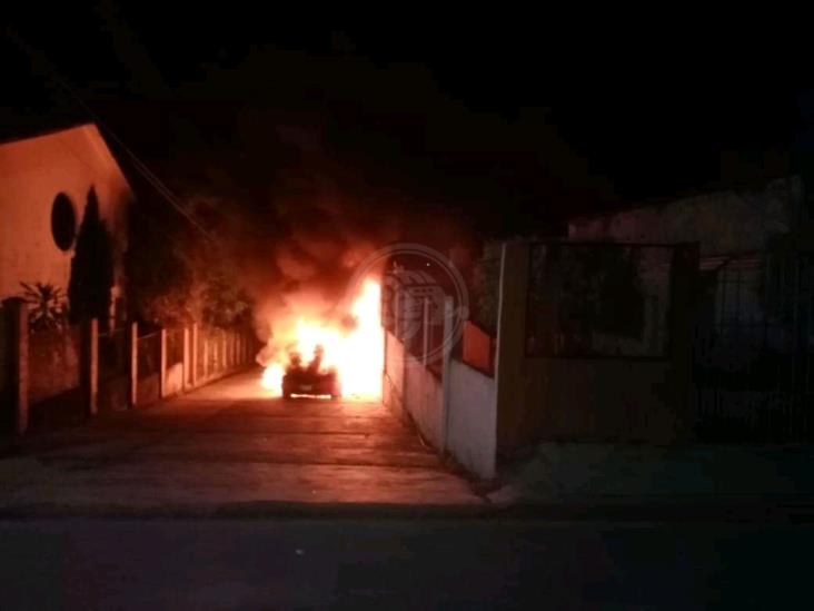 Comando incendia vehículo frente a domicilio de sindica en Chinameca