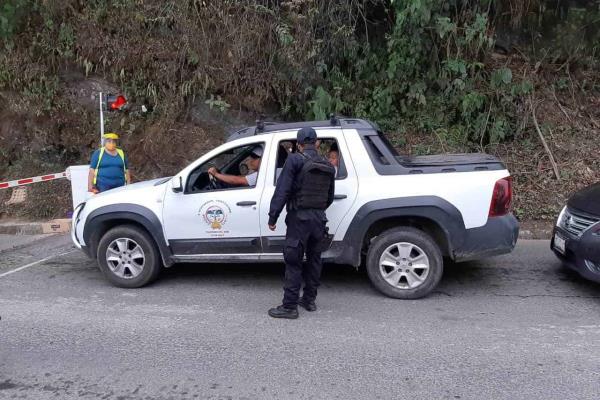 Para evitar sanitización, hombre insulta a personal del ayuntamiento en Zongolica