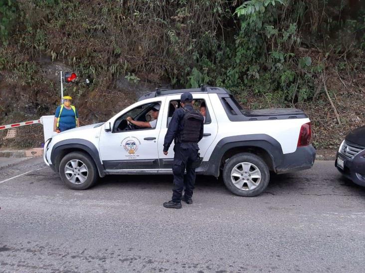 Para evitar sanitización, hombre insulta a personal del ayuntamiento en Zongolica