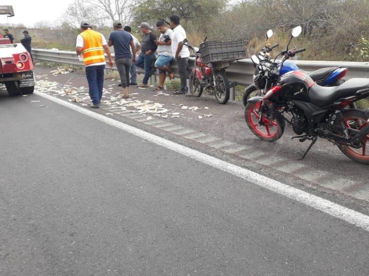 Derrapa moto repartidor sobre la Córdoba-Veracruz
