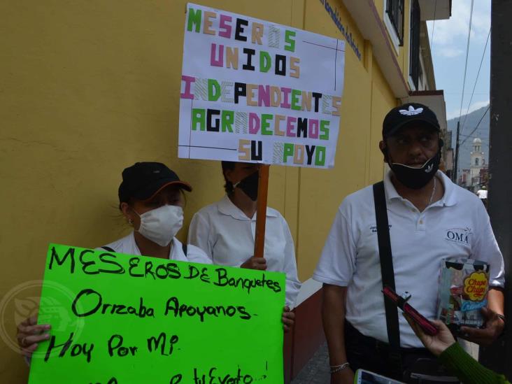 Meseros piden monedas en Orizaba ante crisis, Policía los repliega