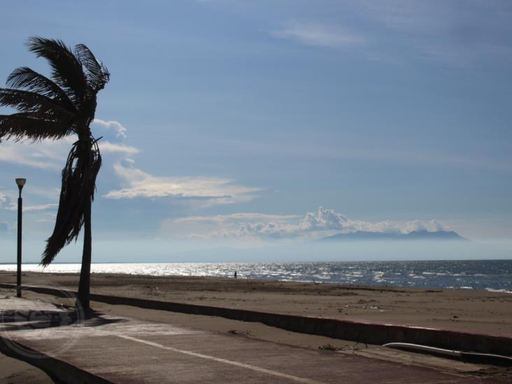 Primavera llega a Veracruz entre lluvias y surada