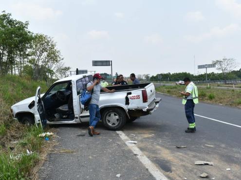 Conductor de camioneta sufre accidente en tramo Acayucan-Sayula