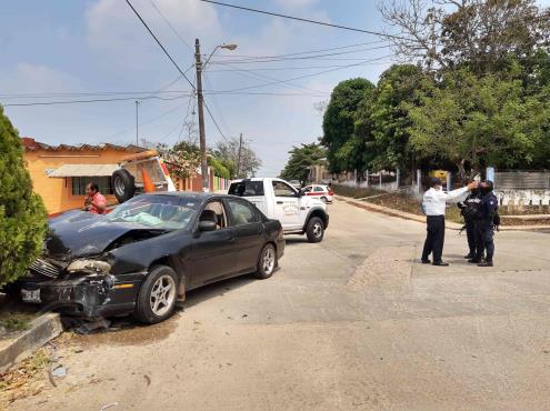 Aparatoso accidente en Oluta deja dos lesionados