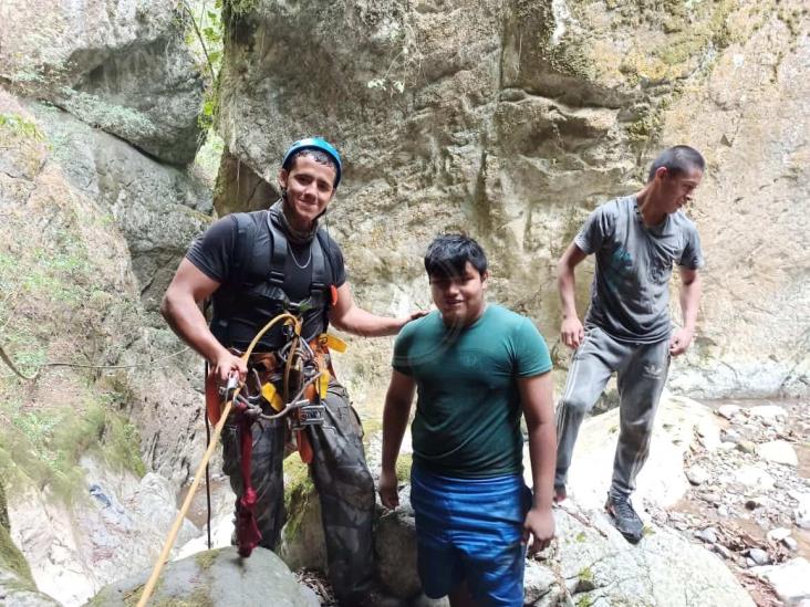 Rescatan a dos excursionistas en un cañón de Nogales