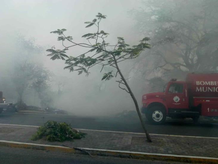 En Veracruz, bomberos controlan incendio de basurero clandestino