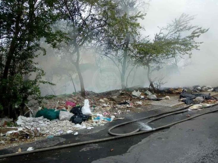 En Veracruz, bomberos controlan incendio de basurero clandestino