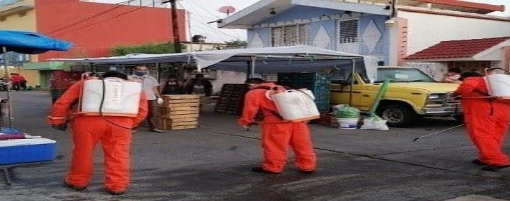 Sanitizan en Xalapa tianguis; entregan cubrebocas