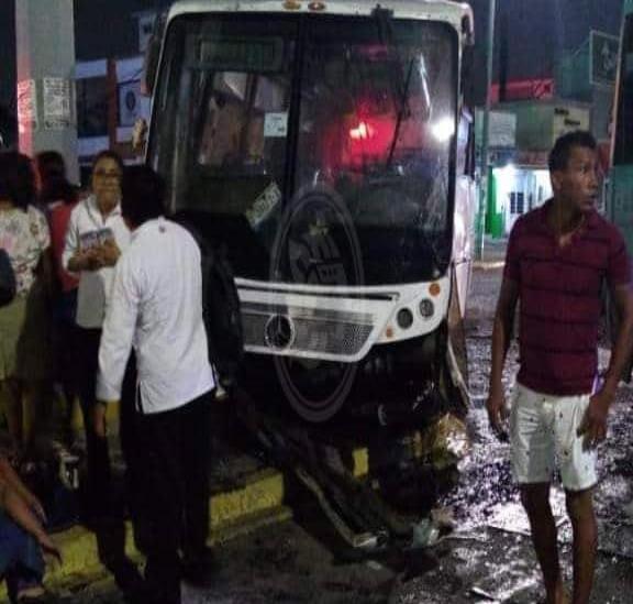 Choque entre transporte personal y Norte Sur deja 30 heridos en Veracruz