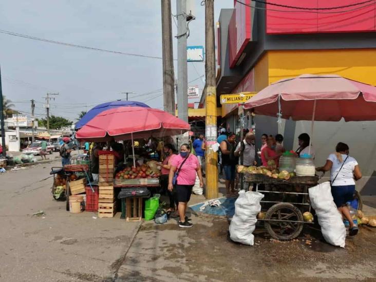 Persiste aglomeración en tianguis de Coatza pese a cierre de vialidades