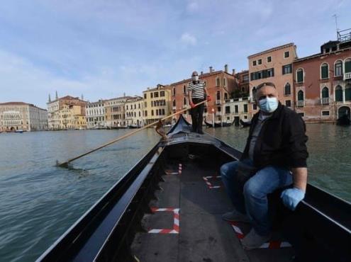 Góndolas vuelven a surcar los canales de Venecia
