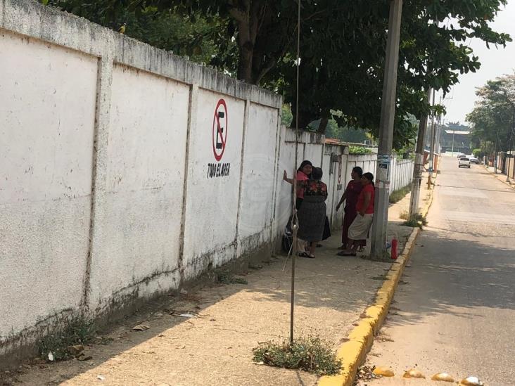 Sacan a la calle a familiares de pacientes del Hospital de Cosoleacaque
