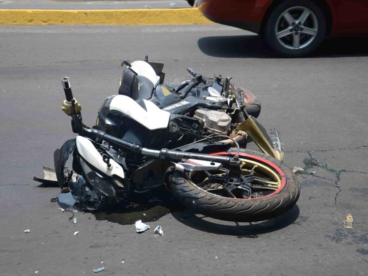 Vehículo atropella a dos jóvenes que viajaban en motocicleta en Veracruz