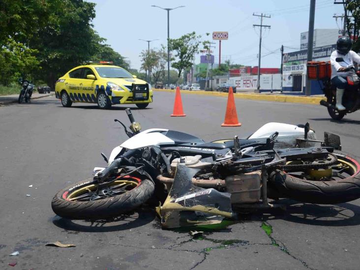 Vehículo atropella a dos jóvenes que viajaban en motocicleta en Veracruz