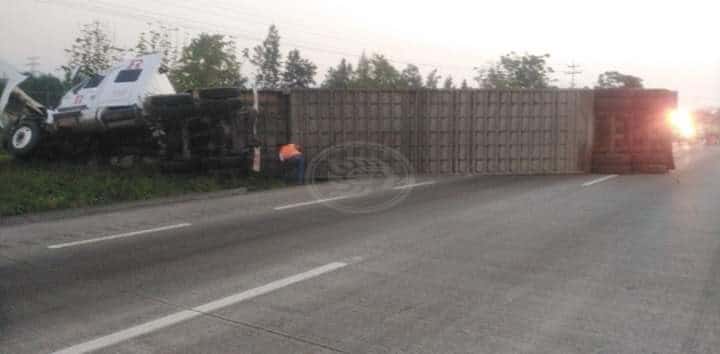 Se Registra Volcadura De Tráiler En La Autopista Córdoba Puebla 5479