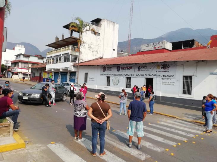 Bloquean calles de Río Blanco; exigen regularizar suministro de agua