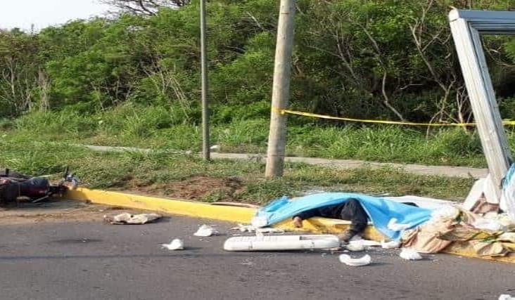Tortillero se estrella en parada de autobús sobre la Boca del Río- Antón Lizardo