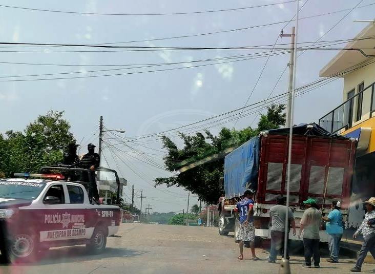 Policías de Hueyapan escolta camión cargado de cervezas hasta Oluta