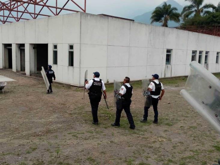 Se enfrentan policías y pobladores de Mariano Escobedo