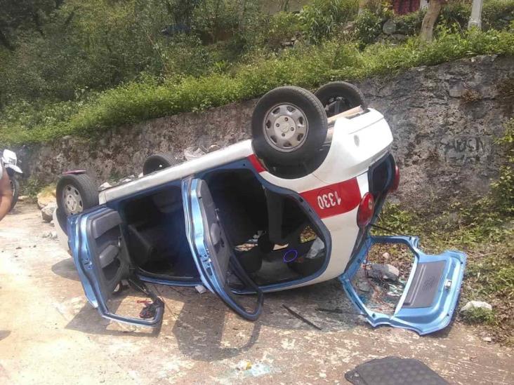 Volcadura de taxi de Orizaba deja dos lesionados y daños materiales