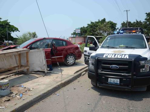 Conductora intenta ganarle el paso al tren y termina siendo impactada, en Veracruz