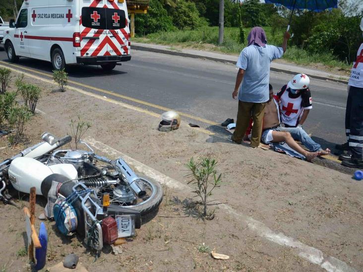 Se registra accidente entre motociclista y vehículo de agencia en carretera federal