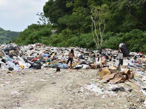 Desempleados, 100 pepenadores por cierre de basurero de Poza Rica