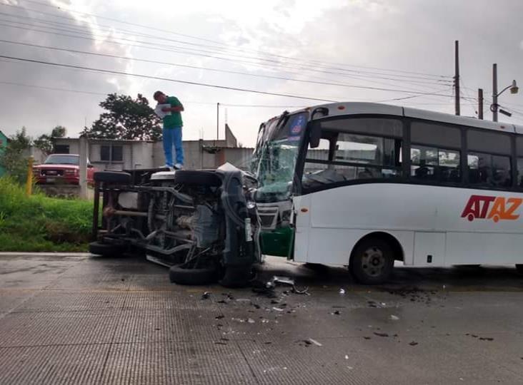Camioneta queda volcada en carretera Las Trancas-Coatepec; deja 5 heridos