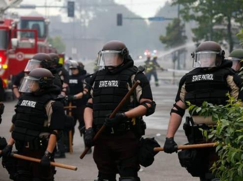 Por disturbios, despliegan 500 guardias nacionales en Minneapolis