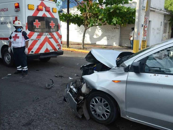 Se registra fuerte accidente automovilístico en calles de la colonia Centro