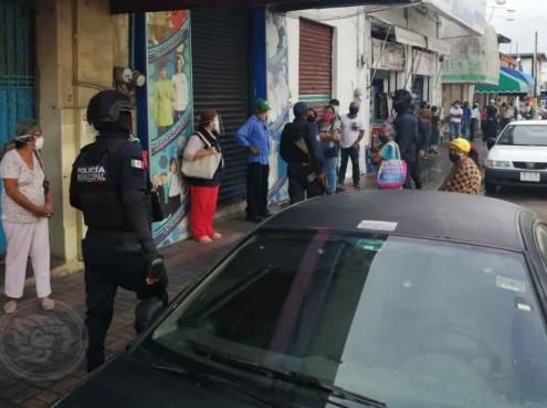 Aglomeración en bancos de Coatzacoalcos; Policías piden respetar distancia