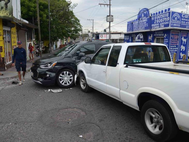 Por no respetar preferencia, hijo de regidor protagoniza accidente en Veracruz