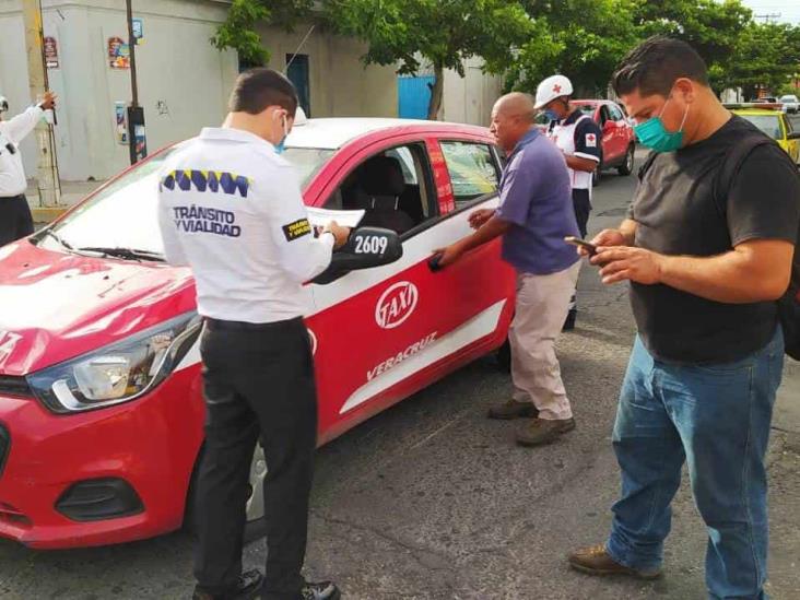 Motociclista termina impactada por taxista en calles céntricas de Veracruz